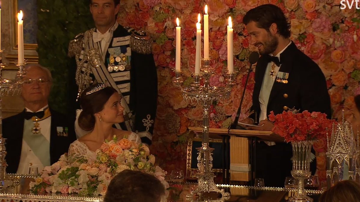 Här håller prinsen tal till sin fru. 